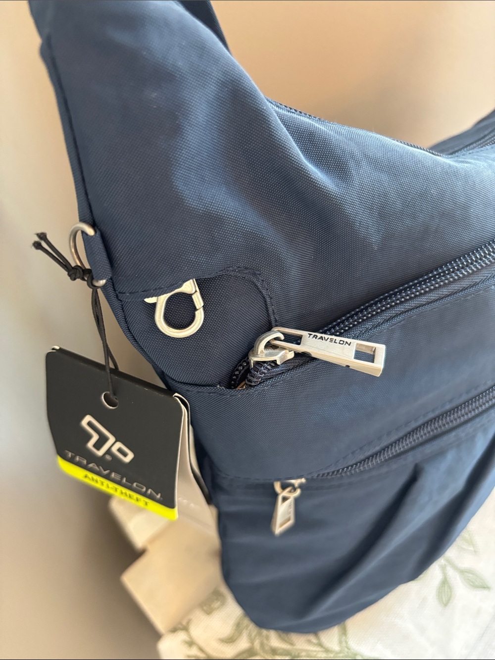 New with tags!Beautiful Travelon Anti-Theft Signature Compartment Crossbody Bag - Picture 2 of 7